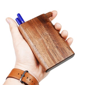 Caja de cigarrillos de nogal personalizada, cigarrillos de 7X100 mm, cuerpo hueco CNC con abridor deslizante, cierre magnético, arte de grabado personalizado