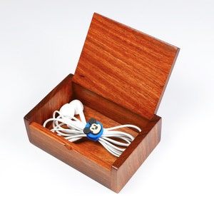 Piccola custodia per auricolari in palissandro scatola per cuffie Custodia per schede Scatola per gioielli Scatola di bigiotteria in legno realizzata a mano Fornitura di immagazzinaggio in legno