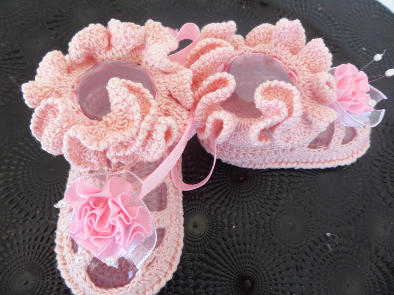 crochet baby booties, baby girl ballet slippers with flowers. crochet baby shoes for newborn to 06 months.