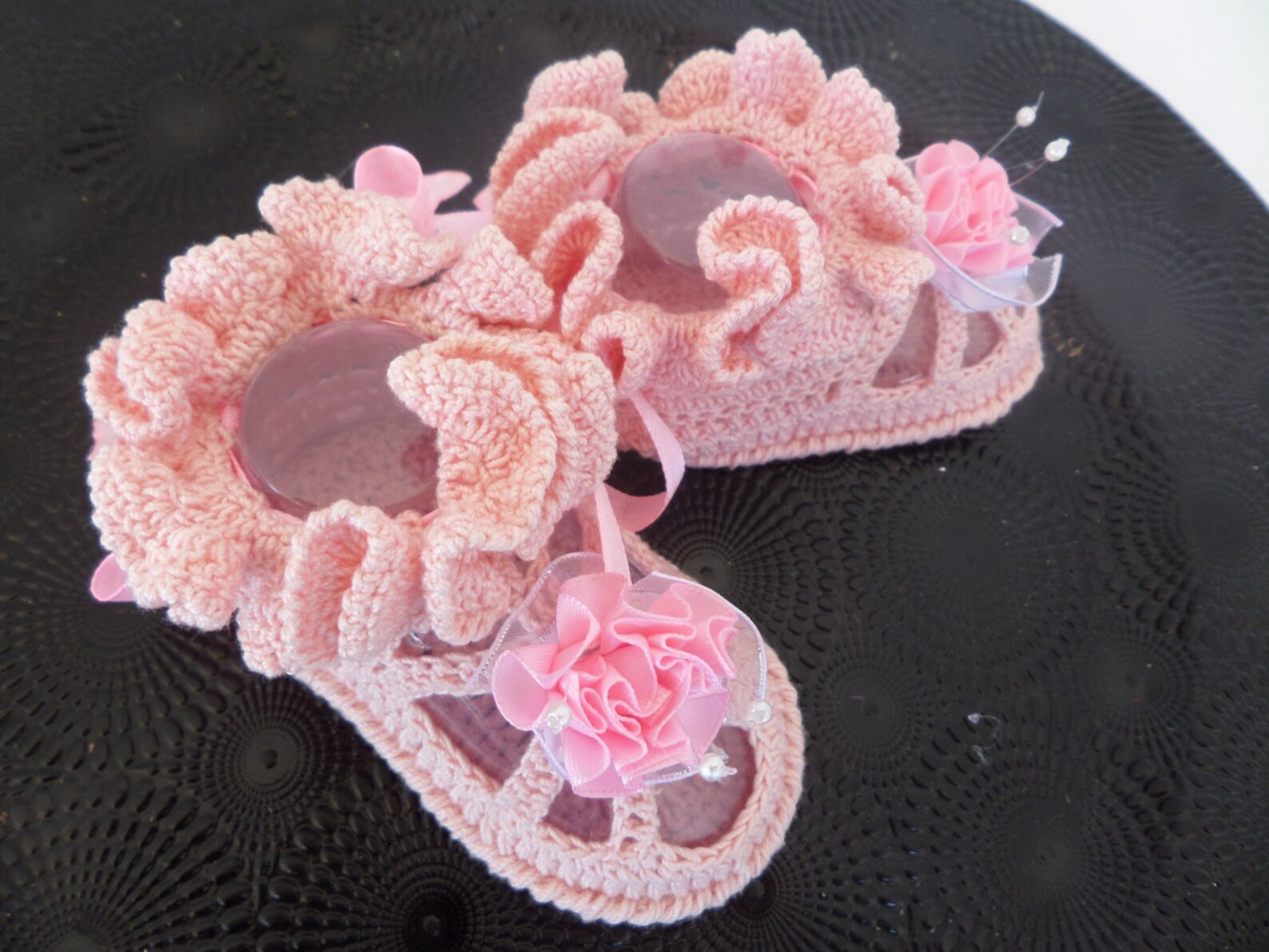 crochet baby booties, baby girl ballet slippers with flowers. crochet baby shoes for newborn to 06 months.