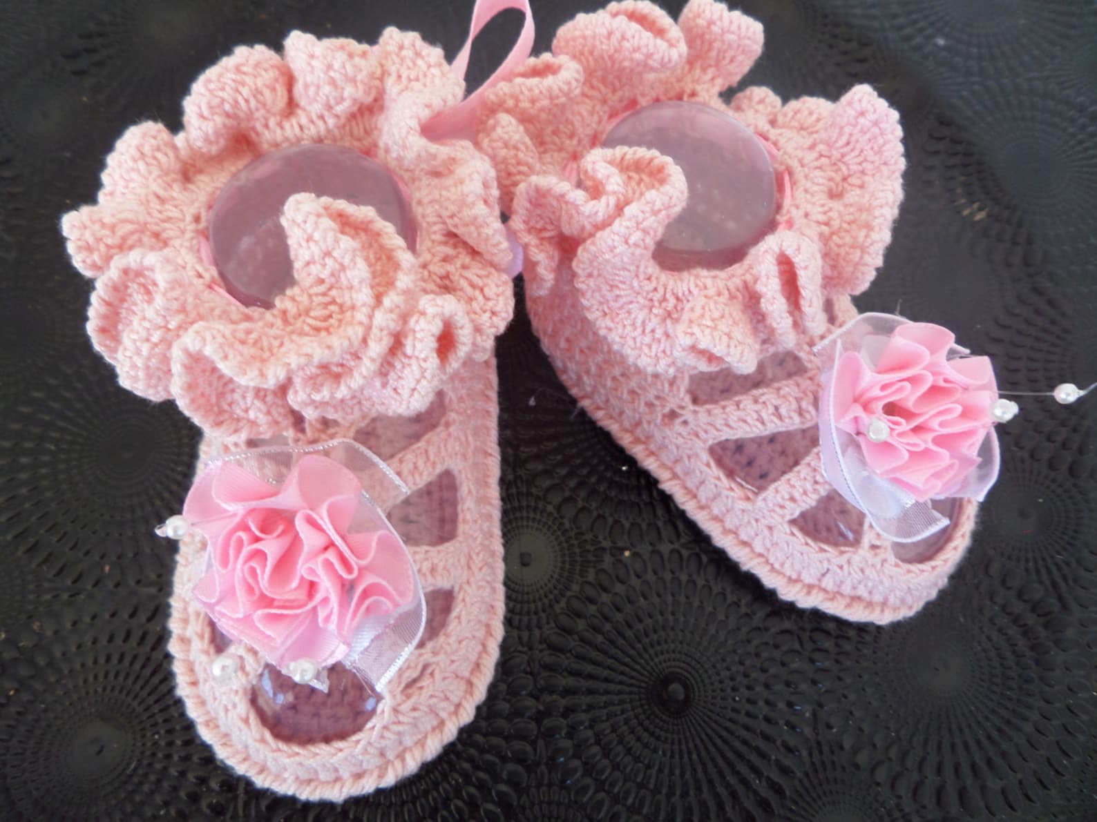 crochet baby booties, baby girl ballet slippers with flowers. crochet baby shoes for newborn to 06 months.
