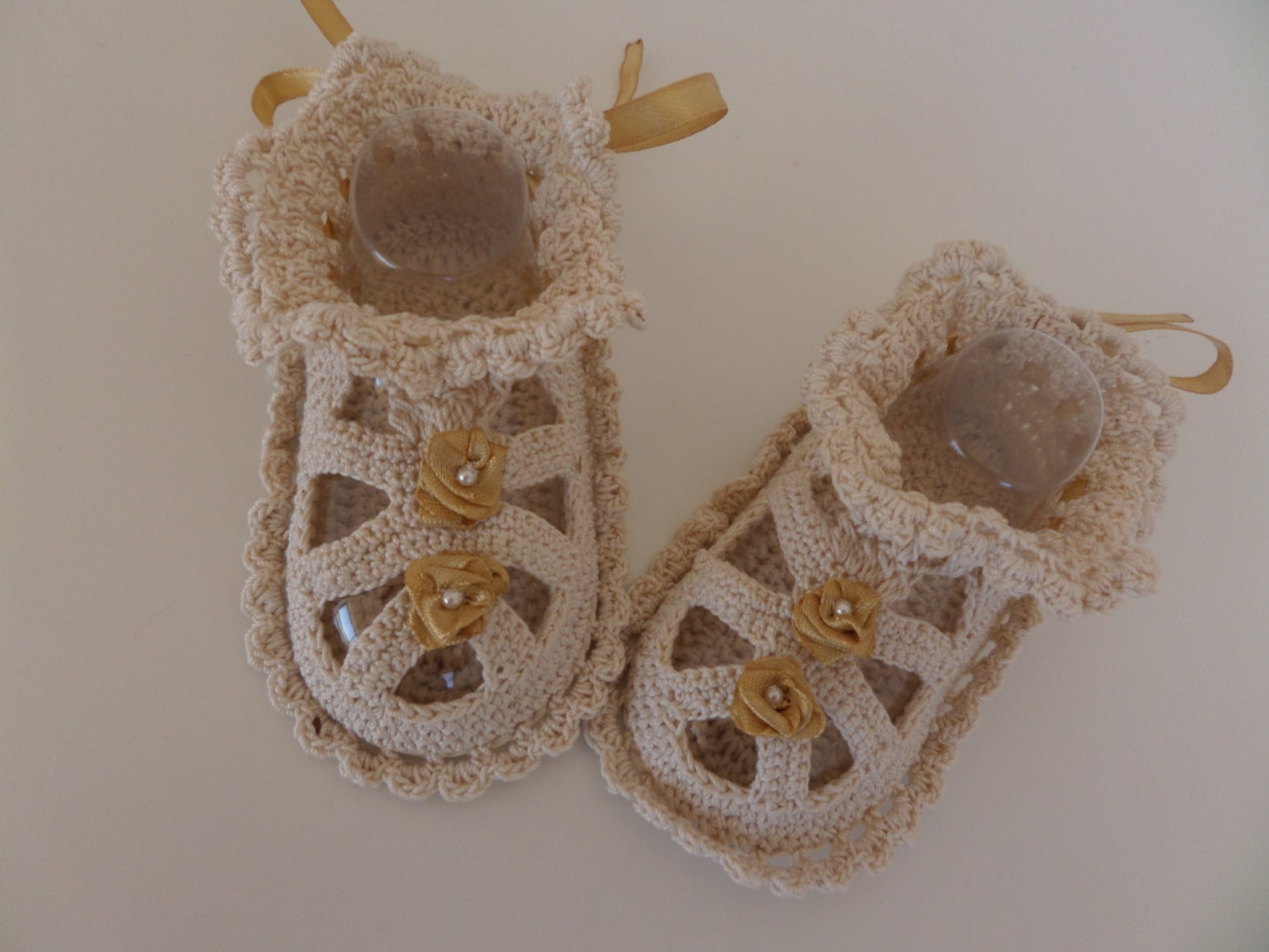 crochet baby booties, baby girl ballet slippers with flowers. crochet baby shoes for newborn to 06 months.