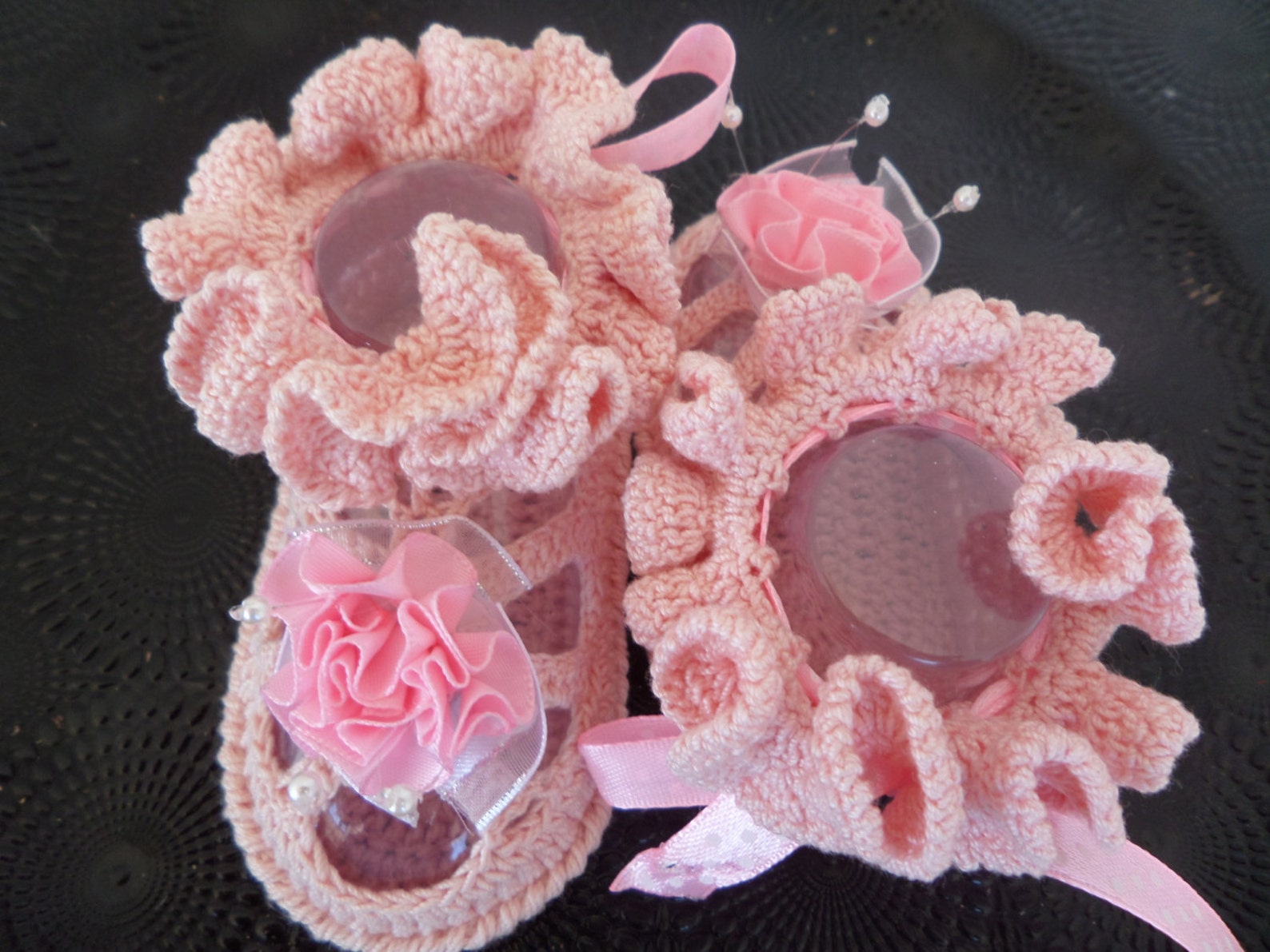crochet baby booties, baby girl ballet slippers with flowers. crochet baby shoes for newborn to 06 months.