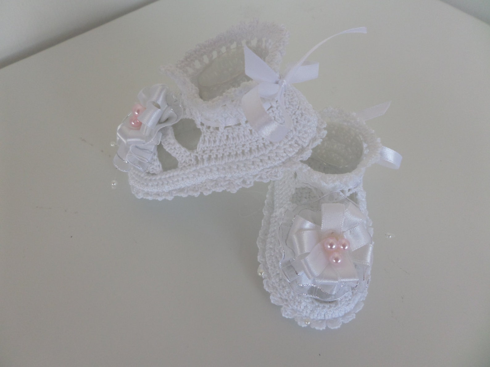 crochet baby booties, baby girl ballet slippers with flowers. crochet baby shoes for newborn to 06 months.