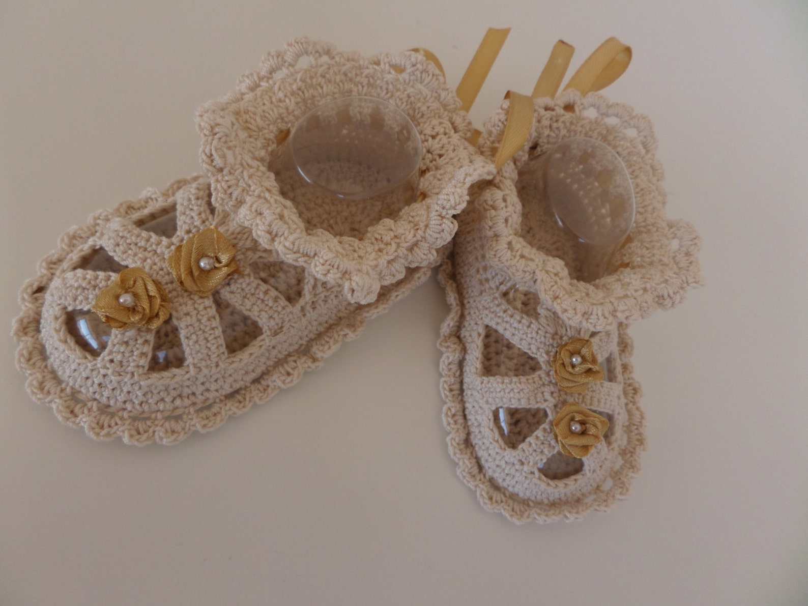 crochet baby booties, baby girl ballet slippers with flowers. crochet baby shoes for newborn to 06 months.