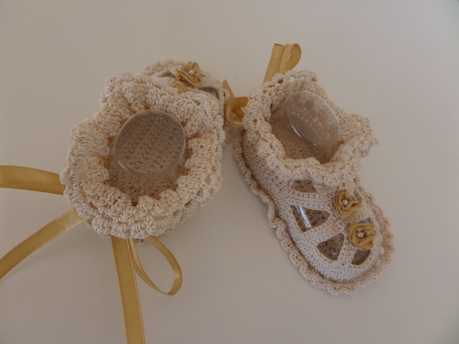 crochet baby booties, baby girl ballet slippers with flowers. crochet baby shoes for newborn to 06 months.