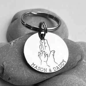 Gift for Daddy - Personalised Keyring - High Five - Gift for Him - New Dad Gift - Birthday Christmas Gift for Daddy Dad Grandad - Engraved