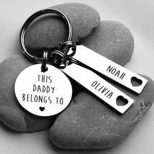 Ce papa appartient à Porte-clés - Cadeau pour papa - Cadeau personnalisé - Cadeau pour lui Porte-clés personnalisé gravé homme - Cadeaux papa papa grand-père