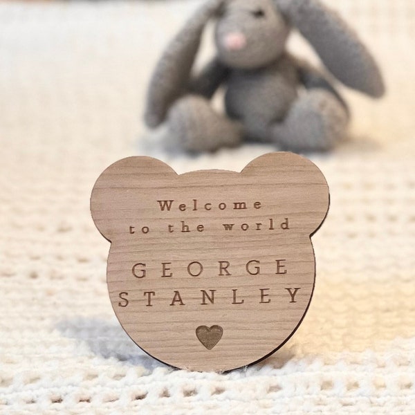 Bienvenue dans le monde - Panneau d’arrivée de bébé personnalisé - Décor de bébé ours en peluche - Cadeau de bébé - Accessoire de médias sociaux - Plaque de nom de bébé