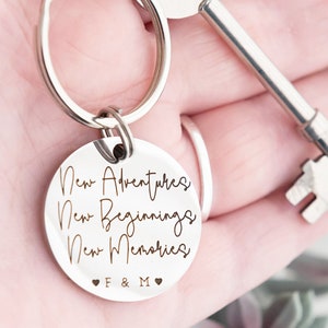 Reisegeschenk - Geschenk für Abgänger - Neues Zuhause - Geschenk für einen neuen Job - Neuanfänge - Personalisierter Schlüsselanhänger - Erstes Zuhause - Neuanfang