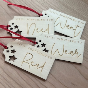 Weihnachts Tags - Personalisierte Weihnachtsetiketten - 4er Set Wollen, Tragen, Brauchen, Lesen Geschenkanhänger - Geschenk aus Holz - Wiederverwendbare Geschenkanhänger - Weihnachten