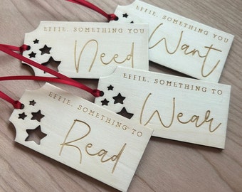 Weihnachts Tags - Personalisierte Weihnachtsetiketten - 4er Set Wollen, Tragen, Brauchen, Lesen Geschenkanhänger - Geschenk aus Holz - Wiederverwendbare Geschenkanhänger - Weihnachten