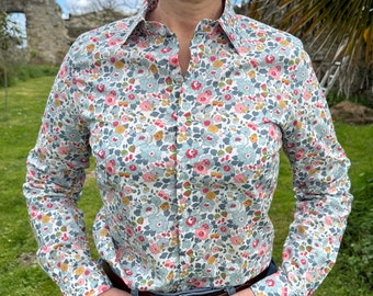 women&#39;s blouse in Liberty of London fabric / Liberty Betsy Porcelaine blouse / hand-sewn women&#39;s shirt / fitted cotton blouse