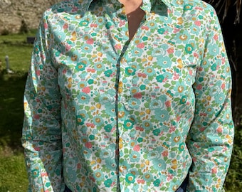Women&#39;s blouse in Liberty of London fabric / Liberty Betsy Green blouse / Hand-sewn women&#39;s shirt / Slim-fit cotton blouse