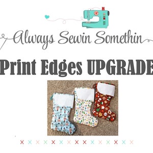 Puede incluir: Tres calcetines navideños con puños blancos y telas estampadas. Uno presenta soldados de juguete, otro un diseño de árbol festivo y el tercero hombres de jengibre y galletas. También se ve el texto "Always Sewin Somethin" y "Print Edges UPGRADE".