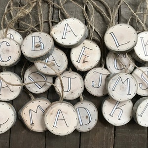 Etiqueta personalizada Letras personalizadas Adornos navideños PEQUEÑOS (1,25") Adorno inicial/mini de madera Monograma Nombre Alfabeto Etiqueta de regalo para medias infantiles