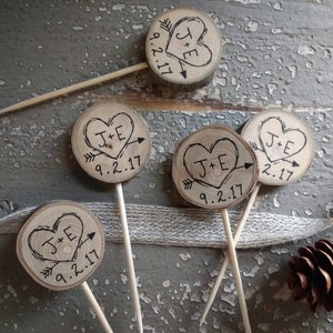 Adornos rústicos para cupcakes de boda, iniciales y fecha personalizadas