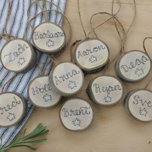 極小（1.25インチ）パーソナライズカスタム名入りクリスマスオーナメント 名前入り 子供 キッズ | ツリースライス 天然木 エコフレンドリー ラベル 学生 先生 ギフト