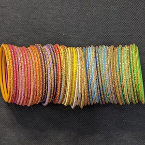 Laatste paar kleuren: gouden glitter metalen armbanden peuter kinderen / kleurrijke armbanden / Indiase armbanden / dozijn armbanden / traditionele armband