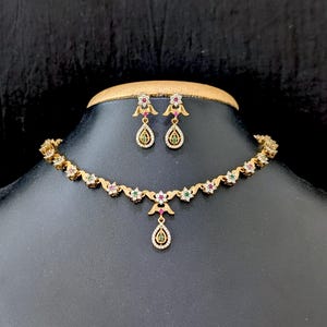 Set di collana girocollo e orecchini con zirconi cubici / Set di gioielli indiani / Oro antico opaco / Gioielli con zirconi cubici placcati oro Mehandi / Set di girocollo per abbigliamento casual