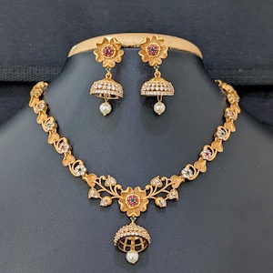 Puede incluir: Un juego de tres botes de cerámica con tapas. Los botes son blancos con un estampado floral azul. El más grande mide 20 cm de alto, el mediano 18 cm y el más pequeño 15 cm.