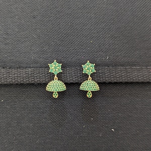 Grüne Kleine Jhumka / Kinder Jhumki / CZ Jhumka / Ein Gramm vergoldet Jhumka / Indische Ohrringe / Jumki / Leichte Ohrringe / Blumen-Design
