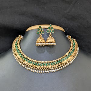 Klassieke Kemp choker set / Zuid-Indiase sieradenset / Pearl bungel choker Jhumka oorbellen set / Elegante kettingset / Sieradenset feestkleding