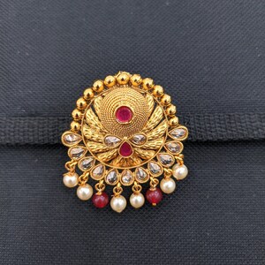 Gold saree brooch best sale designs