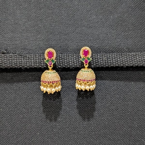 Pendientes de circonita cúbica / Pendientes Jhumka de dos tonos de oro de un gramo / Pendientes tradicionales indios / Jhumki del sur de la India / Jumka / Ropa de fiesta Jumki simple