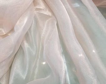 Organza de soie couleur blanc cassé/argent métallisé 45" de large. Utilisable pour les vêtements et la décoration intérieure.