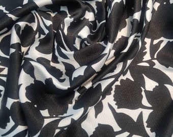 Estampado floral de diseñador en blanco y negro de 54 pulgadas de ancho, vendido cortado a medida, utilizable para accesorios de ropa y diseños de interiores.