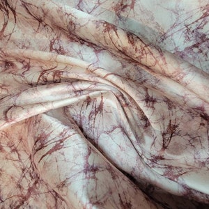 Digital gedruckte abstrakte mehrfarbige Designs auf einem Premium Mikado / Köper Stoff 59/60 &quot;.Dieser leuchtende, glatte, seidenähnliche Stoff.