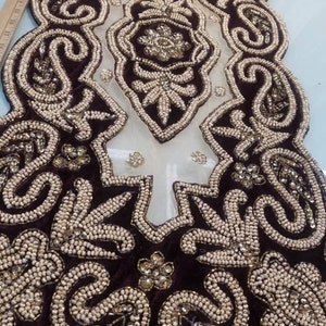 Handpärlbroderade bordslöpare på tylltyg med sammet. Storlek 35 x 76 cm. Kan användas för heminredning, bordslöpare och liknande.