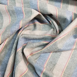 Pu&ograve; includere: Tessuto a righe in tonalit&agrave; di blu, verde, rosa e beige. Il tessuto ha una trama tessuta ed &egrave; piegato in modo da mostrare le righe.