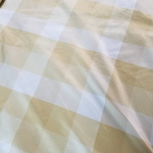 Karierter Seidentaft Stoff 138 cm breit. Kann für Bekleidung und Innenausstattung verwendet werden.