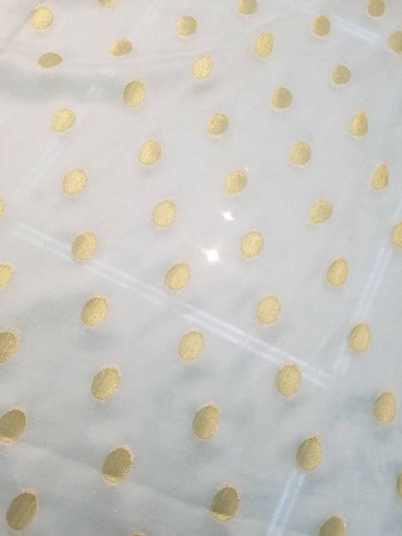 Polka dots mettalic mettalic mettalic points sur tissu mousseline de soie beige. Utilisable pour les vêtements et la conception intérieure. 45 Polka dots mettalic mettalic mettalic points sur tissu mousseline de soie beige. Utilisable pour les vêtements et la conception intérieure. 45