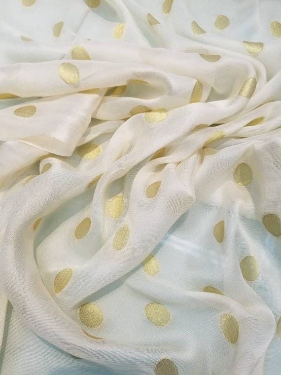Polka dots mettalic mettalic mettalic points sur tissu mousseline de soie beige. Utilisable pour les vêtements et la conception intérieure. 45 Polka dots mettalic mettalic mettalic points sur tissu mousseline de soie beige. Utilisable pour les vêtements et la conception intérieure. 45