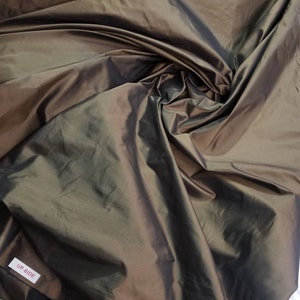 Il taffetà di seta 100% color cacao scuro è un tessuto di seta più fresco, finemente intrecciato e di peso medio. Largo 54". Venduto tagliato su misura.