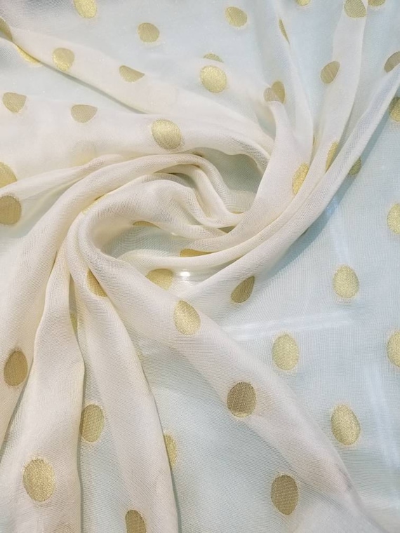 Polka dots mettalic mettalic mettalic points sur tissu mousseline de soie beige. Utilisable pour les vêtements et la conception intérieure. 45 Polka dots mettalic mettalic mettalic points sur tissu mousseline de soie beige. Utilisable pour les vêtements et la conception intérieure. 45