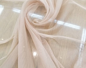 Tulle/rete color carne super fine e morbido, largo 60", venduto tagliato su misura, utilizzabile per abbigliamento e design d'interni.