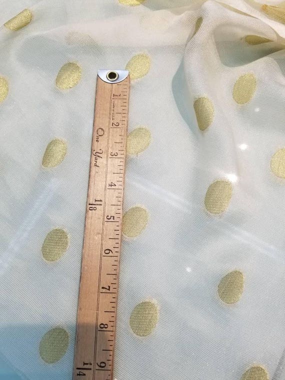 Polka dots mettalic mettalic mettalic points sur tissu mousseline de soie beige. Utilisable pour les vêtements et la conception intérieure. 45 Polka dots mettalic mettalic mettalic points sur tissu mousseline de soie beige. Utilisable pour les vêtements et la conception intérieure. 45