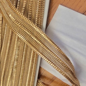 Bordure dorée de 1,5 po. de large utilisable pour les bords, la finition, les décorations et bien plus encore, vendu par mètre