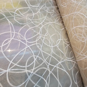 以下が含まれることがあります： 白の透き通った生地に、白の刺繍で渦巻く線が描かれた模様が施されています。