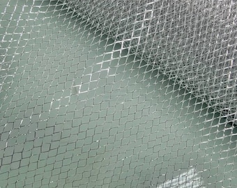 Tissu en maille métallique argenté de 64 po. de large, utilisable pour les costumes, les accessoires et la décoration d'intérieur de créateurs de mode.