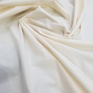 Puede incluir: Primer plano de una tela de algod&oacute;n blanca, mostrando su textura y ca&iacute;da.