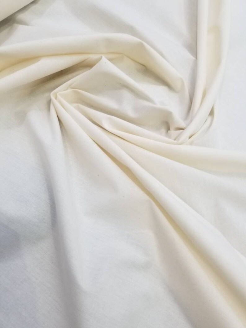 Puede incluir: Primer plano de una tela de algod&oacute;n blanca, mostrando su textura y ca&iacute;da.