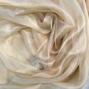 Kolor metalicznego złota 100% jedwabna organza 45" szerokości. Nadaje się do projektowania odzieży i wnętrz.