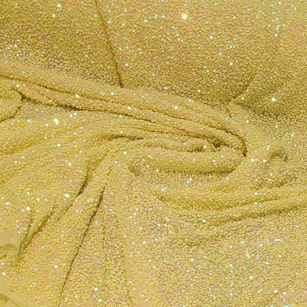 Der zitronengelbe Seiden-Georgette-Stoff wird von Profis hergestellt. Es ist ein Unikat und man kann daraus wunderschöne Kleider machen
