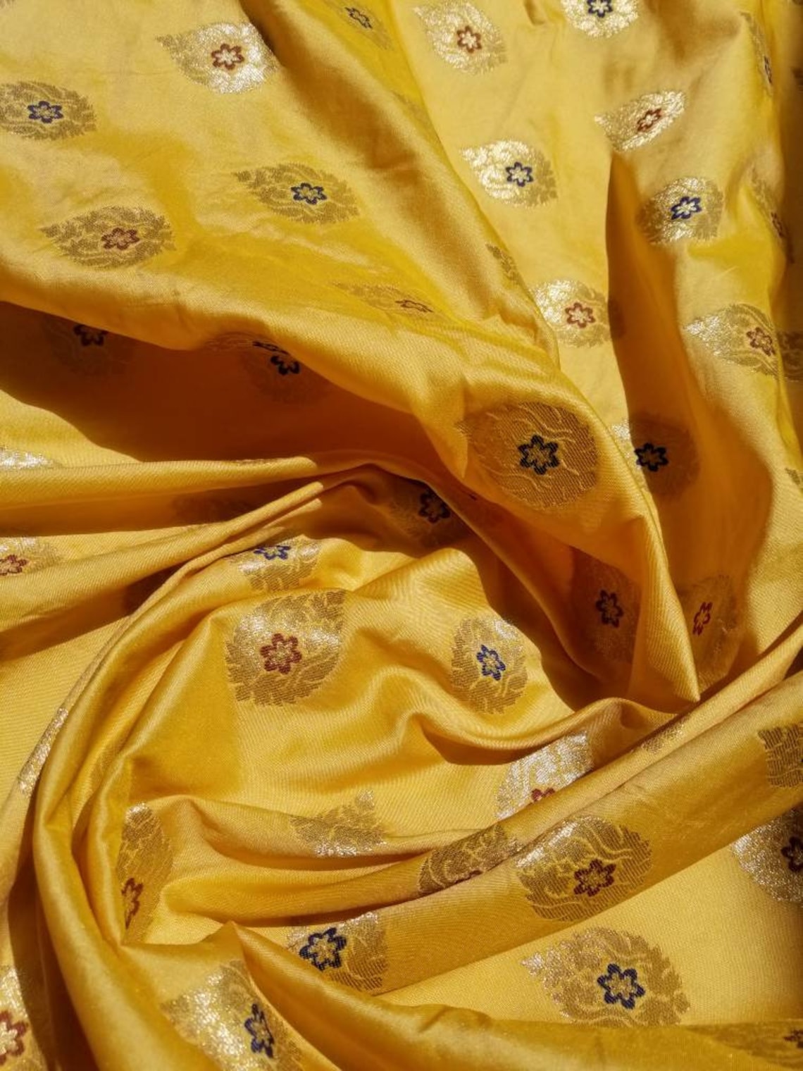 Handcrafted Beautiful Silk Brocade With Mettallic Thread Thread Work ...