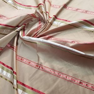 100% Seidentaft als Vorhangstoff, 138 cm breit. Als Meterware geeignet.